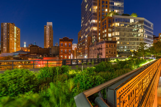 The High Line on a summer evening in the heart of Chelsea (here at the intersection of 10th Avenue and 17th Street). Manhattan, New York City