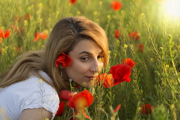 Naklejka premium Woman in a full field of poppies