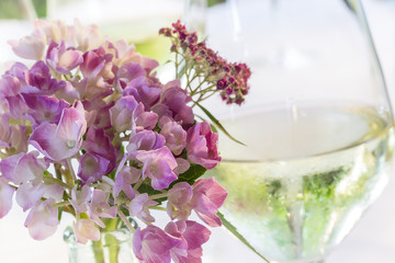 Blumen und Weißwein