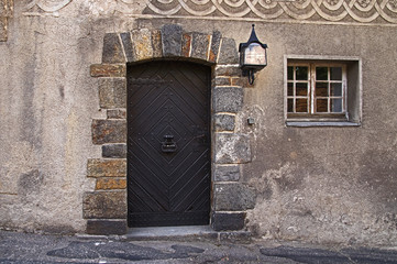 Stare drewniane drzwi.