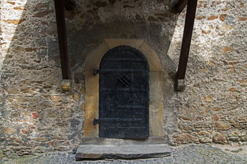 Stare drewniane drzwi.