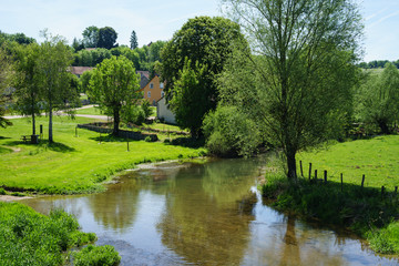 Fototapeta na wymiar F, Burgund, Thorey-sur-Ouche, Blick von Brücke auf flache Wasserstelle, Furt, Viehtränke