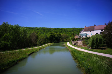 Fototapeta na wymiar F, Burgund, la Bussière-sur-Ouche, Am Canal de Bourgogne