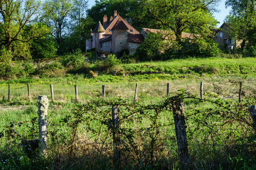 F, Burgund, Morvan, Bocagelandschaft um Chissey-en-Morvan mit altem Bauerngehöft