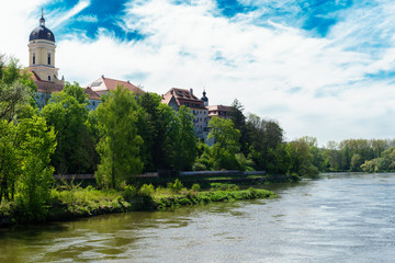 Fototapeta na wymiar D, Oberbayern, Neuburg a.d. Donau, Blick auf Donau und Schloß mit grünen Bäumen und strahlendem Sommerhimmel