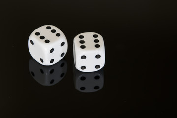 siyah cam üzerinde altı altı zar 