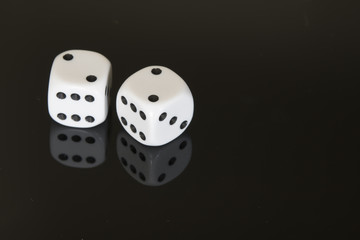 siyah cam üzerinde iki iki zar