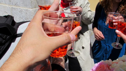 Brindisi con calici di spritz - festeggiamento