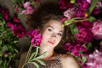 Obraz na płótnie Canvas Portrait of a beautiful young girl with Flowers background.