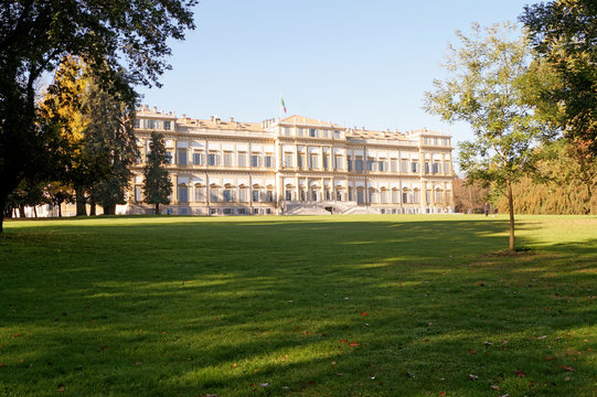 Parco con vista retro palazzo reale Monza