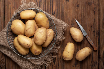 Fototapeta na wymiar Fresh potatoes in basket