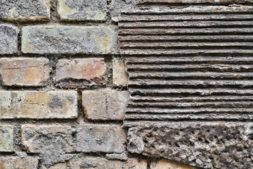 marode Fassade eines leerstehenden Hauses