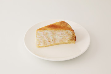お皿にのせたミルクレープ 白背景
