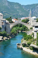 Включенный в наследие Юнеско старинный мост в городе Мостар. Босния и Герцеговина