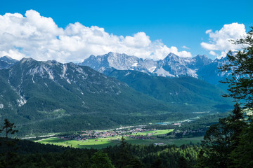 Fototapeta na wymiar Blick auf Krün und zum Karwendel