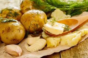 Roasted potatoes with dill and garlic