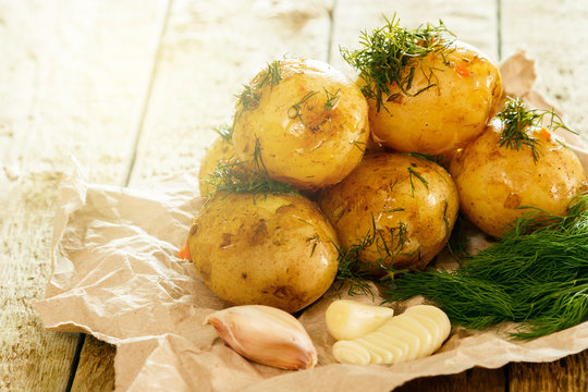 Roasted potatoes with dill and garlic