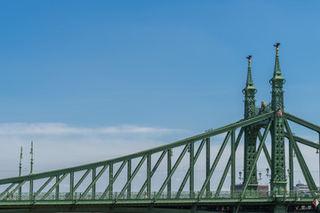 Freiheitsbrücke in Budapest vor blauem Himmel