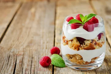 Gardinen Greek yogurt raspberry biscuit parfait © nata_vkusidey