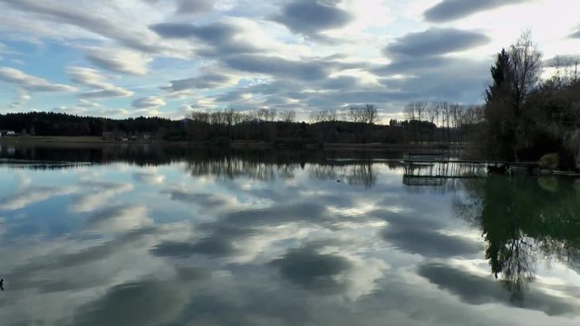 Oberbayerischer See mit Wolken Spiegelung