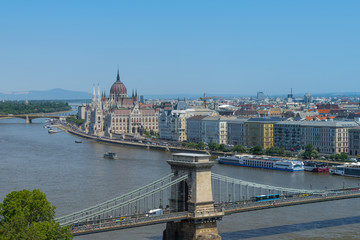 Donau in Budapest mit Kettenbrücke und Parlament 