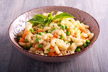 Creamy pea and carrot pasta