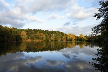 Fototapeta na wymiar See im Herbst mit wolkigem Himmel