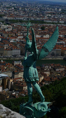 Statue Archange St Michel terrassant le dragon, Basilique Notre Dame de Fourvi&egrave;re, vue sur Lyon