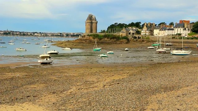 Mar&eacute;e basse en baie de Saint-Malo