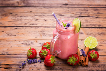 Smoothie mit Erdbeeren
