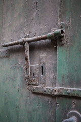 Altes Türschloss und Türriegel