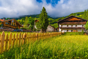 Holzzaun und Bauernhaus in Sexten Südtirol