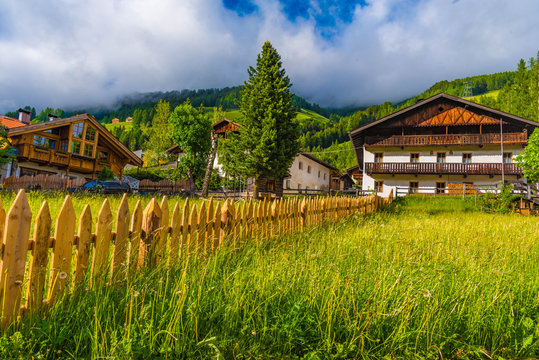 Holzzaun und Bauernhaus in Sexten S&uuml;dtirol