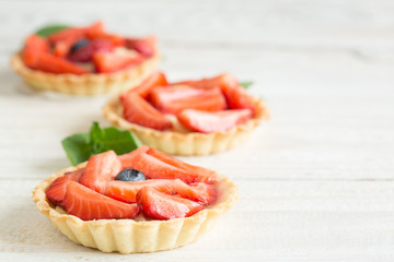 Mini tartlets with fresh strawberries and custard