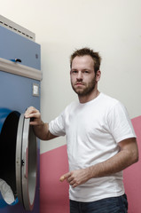 Obraz premium man next to washing machines