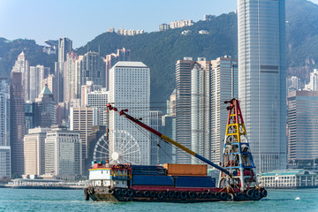 香港のコンテナ船とスカイライン