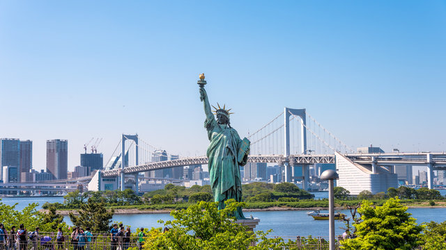 東京・お台場の風景と自由の女神