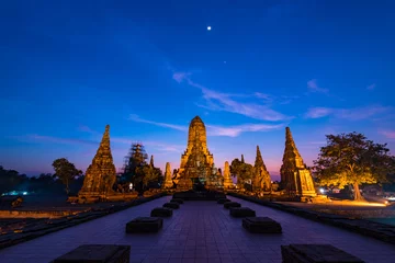 Foto op Plexiglas タイ・アユタヤ遺跡・ワット・チャイワッタナーラームの仏塔ライトアップ © hit1912