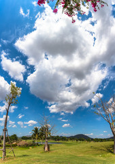 Obraz premium white clouds in blue sky above the golf field