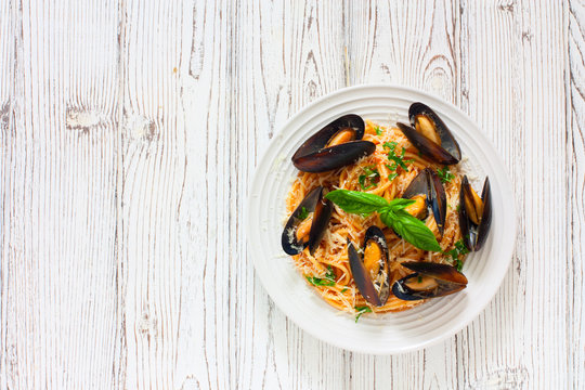 Pasta with mussels, tomato sauce and parmesan