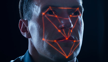 biometrische Gesichtserkennung eines Mannes mit Biometrie Daten