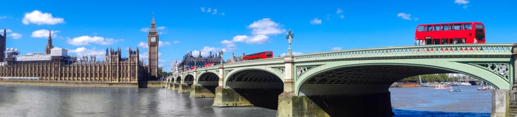 Crédence de cuisine en verre imprimé Bus rouge de Londres Panorama de Londres avec des bus rouges sur le pont contre Big Ben en Angleterre, Royaume-Uni