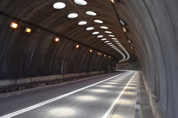 シェルター ／ 山形県庄内地方の海岸道路に建造されているシェルターです。すぐ横が海なので、風や波除けの役目を果たします。また冬期間は、雪から防護するために設置されたシェルターです。