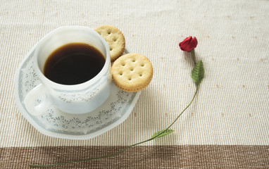 A cup of coffee and crackers