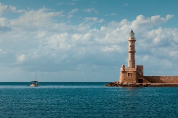 Leuchtturm mit Ficherboot, Griechenland