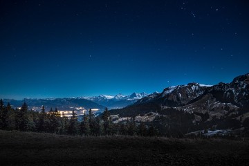 Blick vom Gantrischgebiet auf den Thunersee und die Alpen bei Nacht
