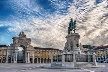 Obraz premium Lisbon, Portugal: the Triumphal Rua Augusta Arch, Arco Triunfal da Rua Augusta, Praca do Comercio and Statue of King Jose I at sunrise 