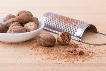 nutmeg / Whole and grated muscat 