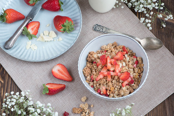 Knuspermüsli mit frischen Erdbeeren und weißer Schokolade