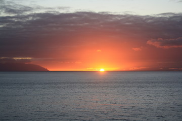 Roter Sonnenuntergang am Meer